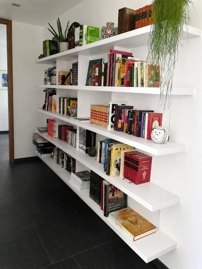 Witte boekenkast op maat met zwevende legplanken